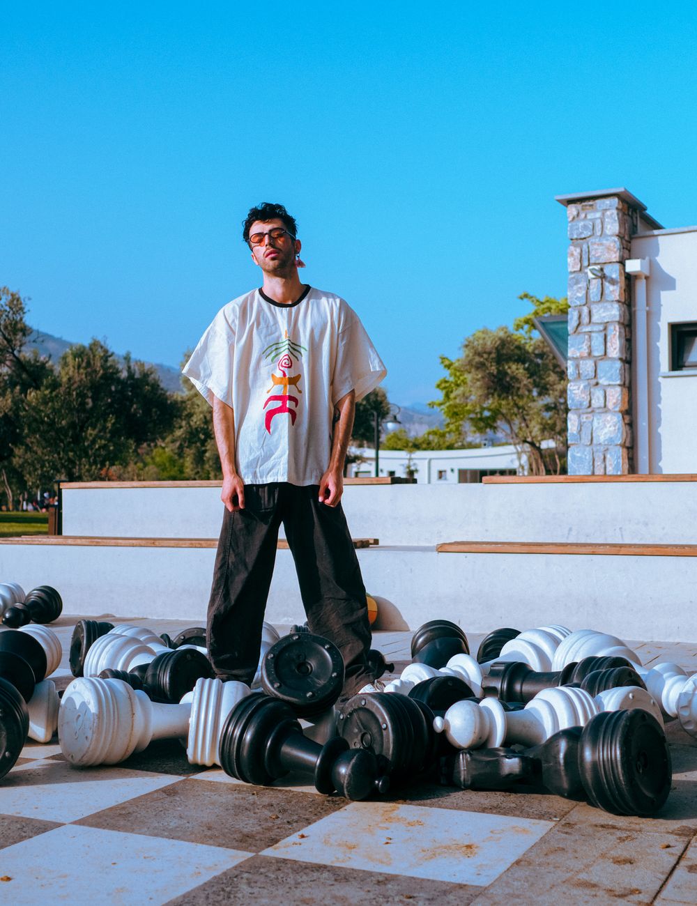 Hombre con camiseta oversize estampada al aire libre