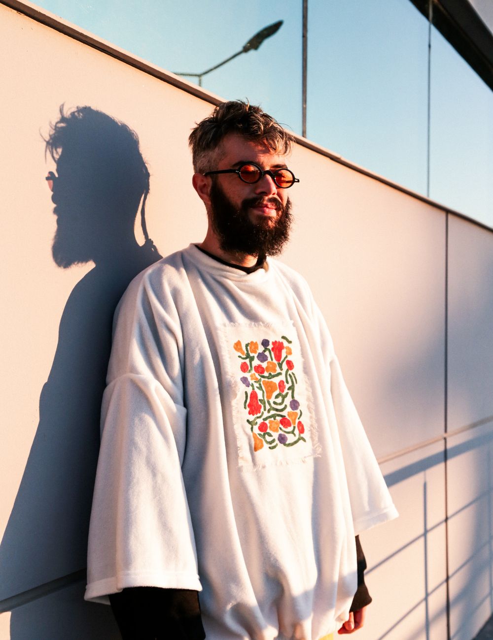 Hombre con camiseta oversize bordada