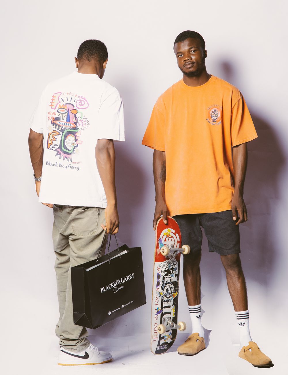 Dos hombres con camisetas estampadas