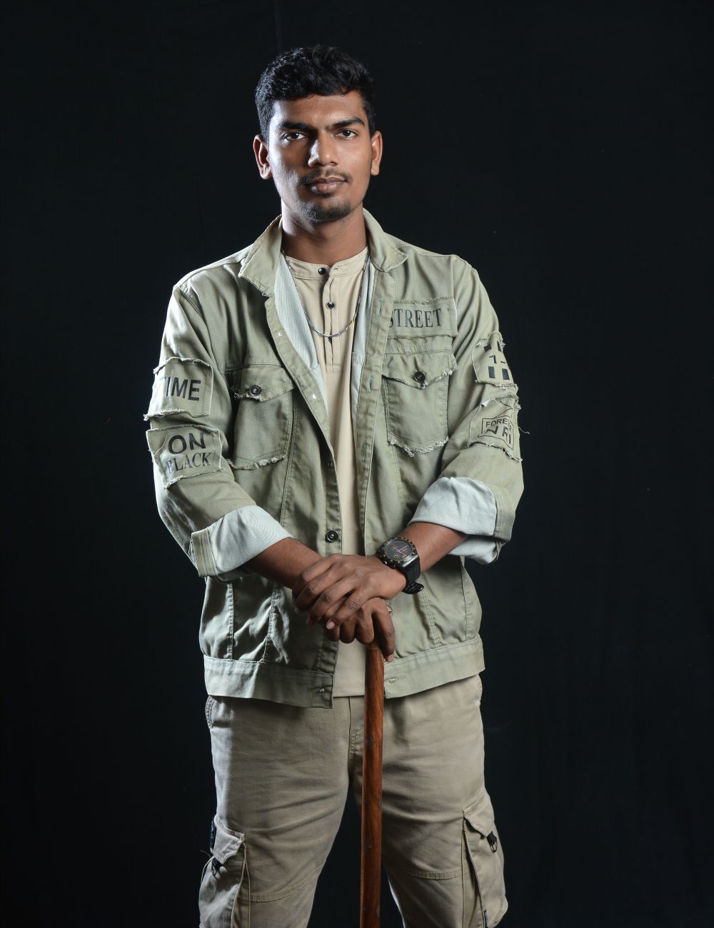 Hombre con chaqueta verde y pantalón cargo