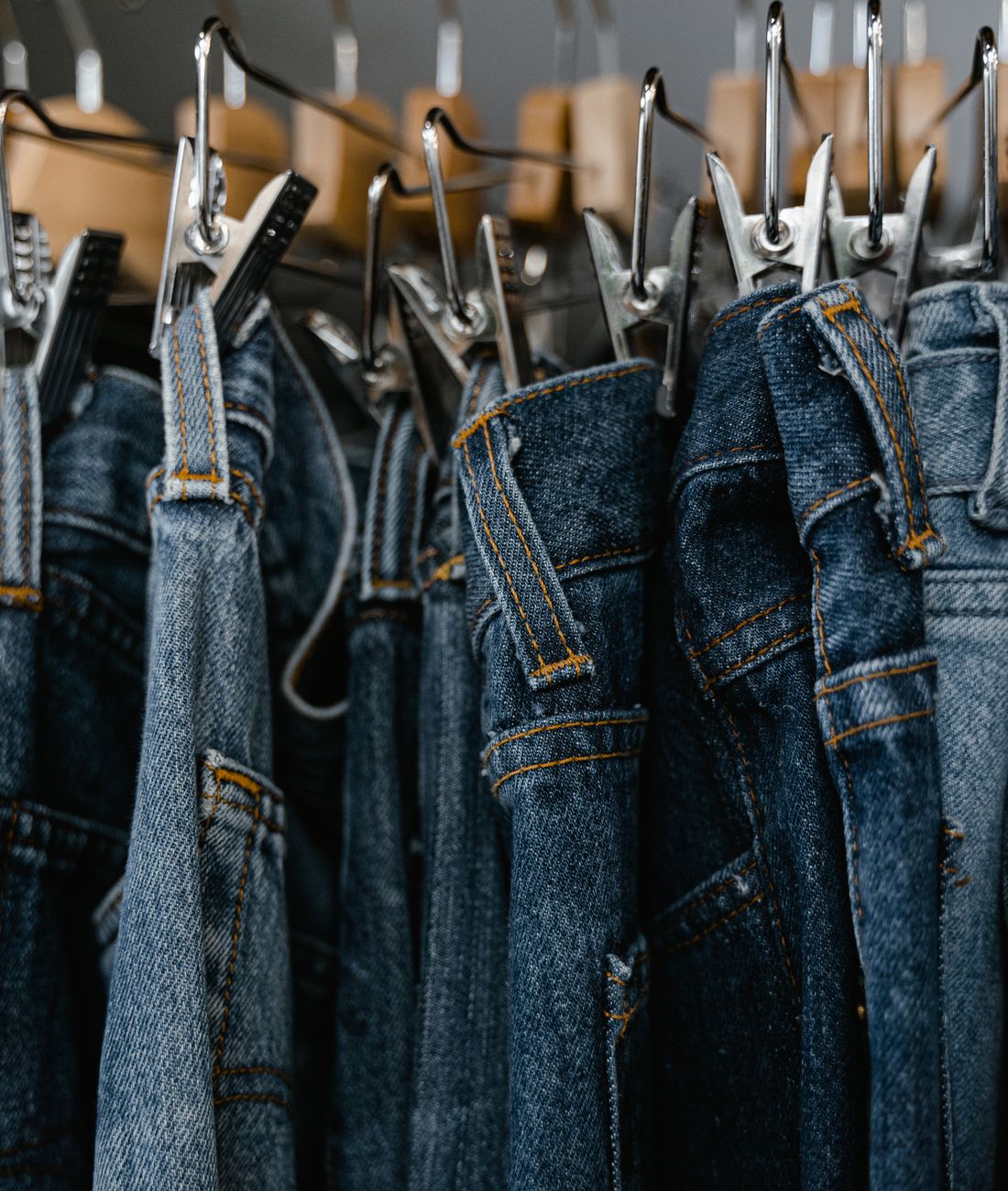 Jeans colgados en un perchero
